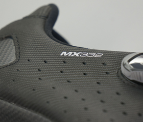 マウンテンシューズ、シクロクロスシューズのLAKE MX332、MX332 スーパークロスのアッパーは本革『ヘルカー（Helcor）』を使用。MTBシューズ、サイクリングシューズの老舗ブランド『LAKE』。